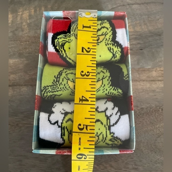The Grinch 3 pairs Men’s Crew Socks in Box - Picture 4 of 5